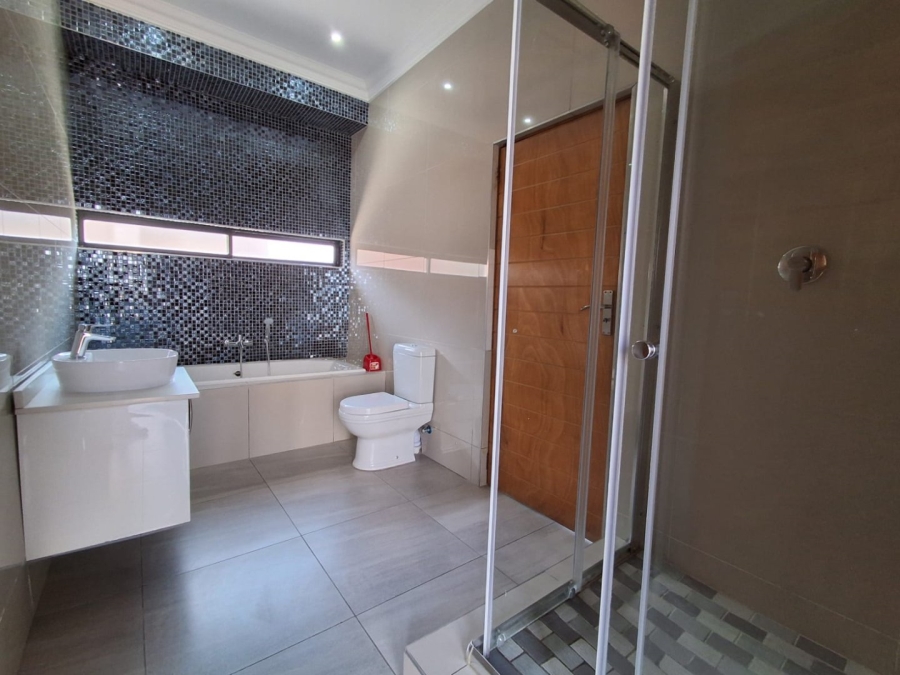 5 Bedroom Property for Sale in Wild Olive Estate Free State